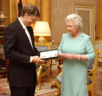 Gadget loving Queen Elizabeth knighted Bill Gates, now plays the Wii